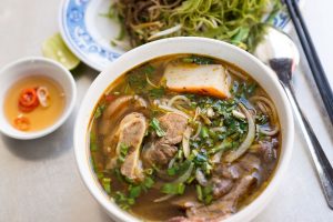 Read more about the article Ẩm Thực Hoàng Gia Việt Nam Xưa – Tinh Hoa Ẩm Thực Cung Đình Huế