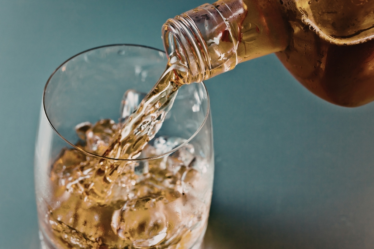 Cách dùng nước đá sạch để thưởng thức rượu đúng điệu