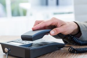 Read more about the article Cách thiết lập hotline giao đá 24/7 chuyên nghiệp cho xưởng nước đá