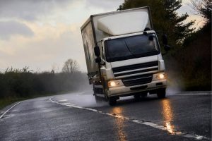 Read more about the article Có nên thuê xe tải ngoài hay tự mua xe giao nước đá?