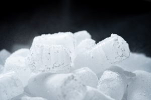 Read more about the article Đá Khô (CO2 Rắn) Khác Gì Với Đá Nước Thông Thường? So Sánh Chi Tiết