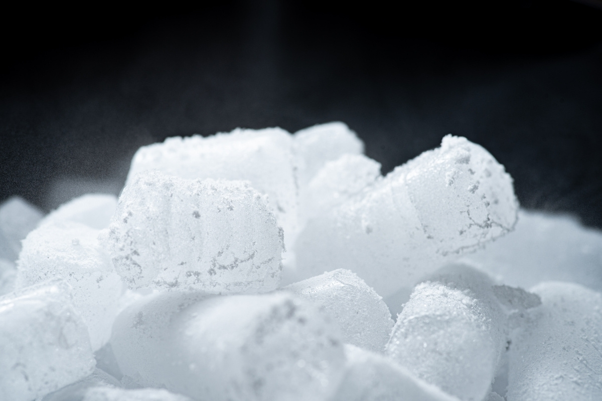 Read more about the article Đá Khô (CO2 Rắn) Khác Gì Với Đá Nước Thông Thường? So Sánh Chi Tiết