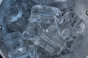 Read more about the article Đá viên hình ống (Tube Ice) – Ưu điểm vượt trội trong kinh doanh đồ uống