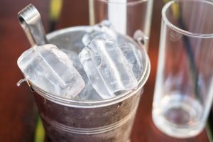 Read more about the article Kinh doanh nước đá viên năm 2026 có còn lãi cao không? Phân tích chi tiết