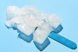 Read more about the article Lý do khiến nước đá viên bị dính chặt vào nhau sau khi đóng bao & cách khắc phục