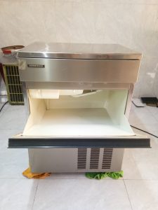 Read more about the article Có nên đầu tư máy làm đá trả góp để khởi nghiệp? Kinh nghiệm mua máy làm đá giá rẻ an toàn