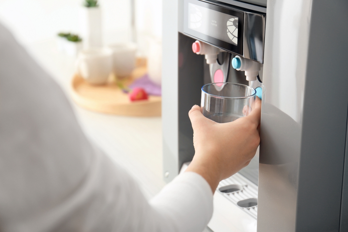 Read more about the article Máy Nước Uống Nóng Lạnh Nên Mua Loại Nào? Kinh Nghiệm Chọn Máy Tốt Nhất