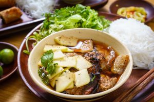 Read more about the article Món Ăn Việt Nam Nổi Tiếng Thế Giới – Những Hương Vị Không Thể Bỏ Qua