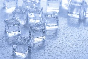 Read more about the article Nước đá “pha lê” (Clear Ice) là gì? Vì sao giá thành cao hơn đá thường?