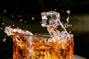 Read more about the article Nước đá sạch có giúp giảm bớt vị gắt của rượu mạnh? Cách thưởng thức đúng chuẩn