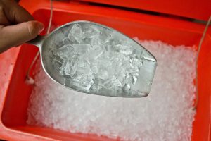 Read more about the article Nước đá tinh khiết có chứa khoáng chất không? Giải thích chi tiết công nghệ lọc RO