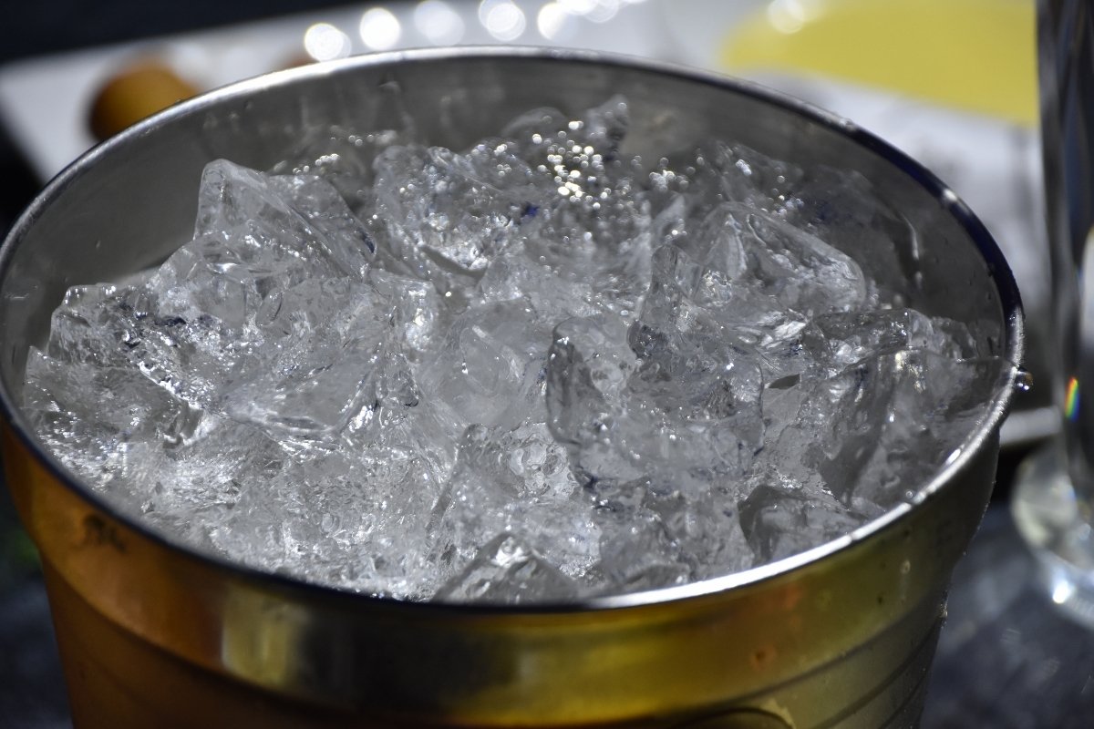 Nước đá tinh khiết không chứa tạp chất gây hại răng