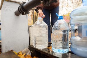 Read more about the article Nước Uống Đóng Chai Loại Nào Tốt Nhất? Cách Chọn Nước An Toàn Cho Sức Khỏe