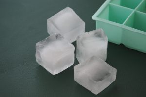 Read more about the article Sự Khác Biệt Giữa Nước Đá Tinh Khiết Và Nước Đá Gia Công (Đá Bẩn) Chi Tiết