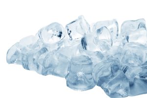 Read more about the article Tại sao nước đá bẩn thường có màu vàng nhạt hoặc xanh? Nguyên nhân và cách nhận biết