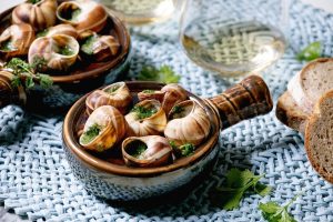 Read more about the article Món “Escargot” Trong Ẩm Thực Pháp Là Món Gì? Tìm Hiểu Đặc Sản Ốc Sên Pháp