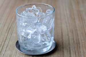 Read more about the article Tổng kết: 5 tiêu chí vàng để chọn mua nước đá tinh khiết an toàn và chất lượng