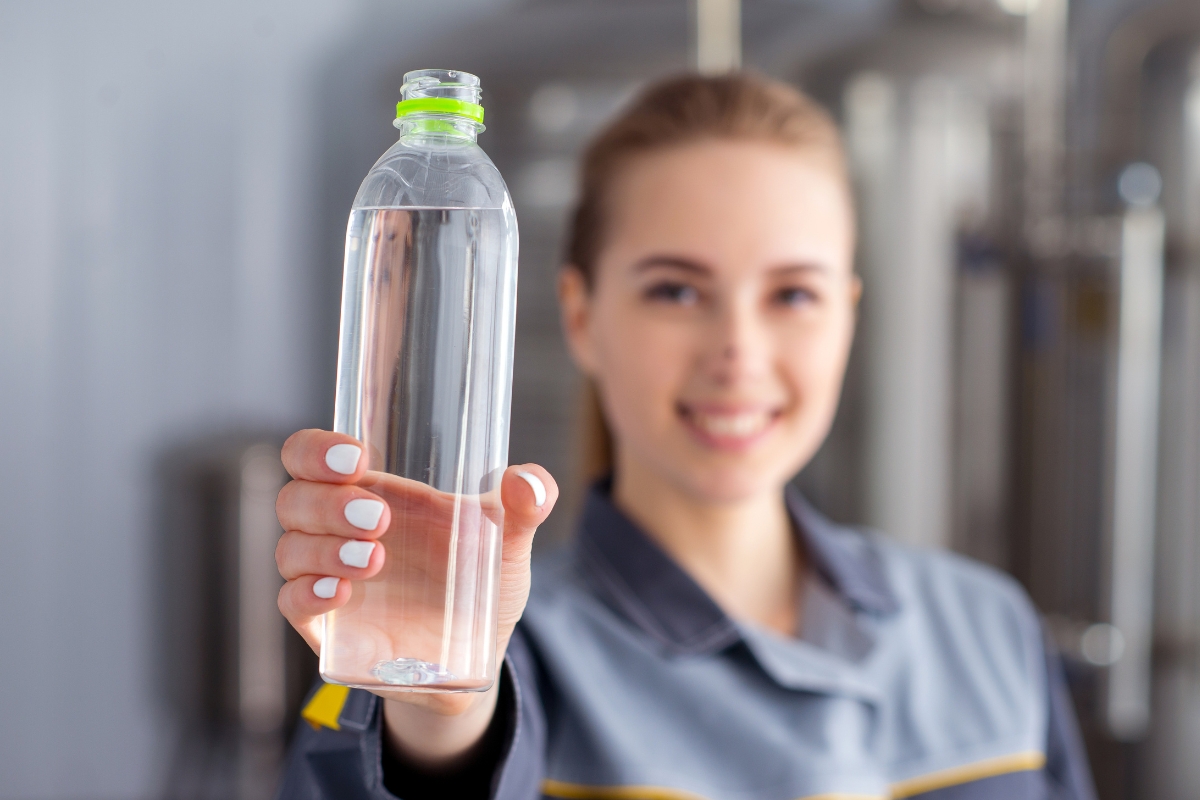 Vì Sao Nước Uống Đóng Chai Được Nhiều Người Sử Dụng?