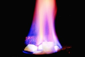 Read more about the article Băng cháy (Crystalline Hydrate) có phải là nước đá? Sự thật cần biết