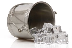 Read more about the article Cách dùng nước đá để giảm sưng sau khi nặn mụn an toàn và hiệu quả