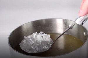 Read more about the article Cách dùng nước đá để tách mỡ trong nồi lẩu nhanh, sạch và hiệu quả