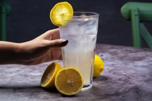 Read more about the article Cách pha nước chanh đá chuẩn vị không bị đắng