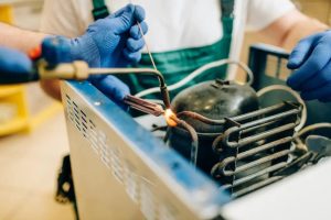 Read more about the article Cách xử lý máy làm đá bị xì gas đường ống đồng nhanh chóng, an toàn