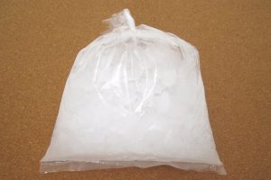 Read more about the article Đá trong siêu thị và ngoài chợ khác gì? So sánh chi tiết