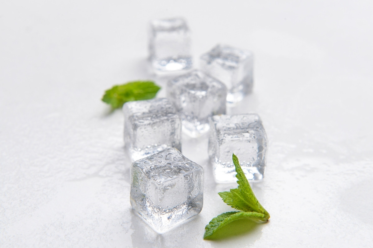 Read more about the article Đá viên nhập khẩu có tốt hơn đá sản xuất địa phương? So sánh chi tiết