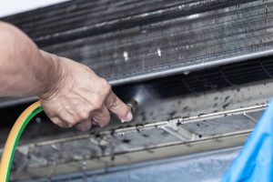 Read more about the article Hướng dẫn vệ sinh dàn ngưng tụ (Condenser) bằng máy xịt áp lực đúng kỹ thuật