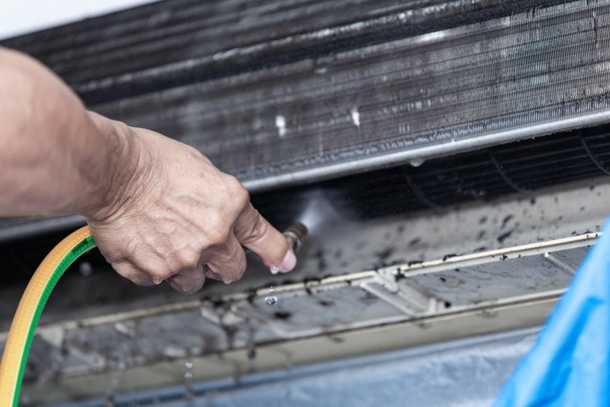 Read more about the article Hướng dẫn vệ sinh dàn ngưng tụ (Condenser) bằng máy xịt áp lực đúng kỹ thuật