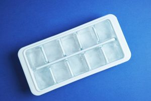 Read more about the article Nên mua máy làm đá tự động hay dùng khay đá tủ lạnh cho gia đình?