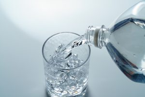 Read more about the article Người bị viêm xoang có nên uống nước đá tinh khiết không?