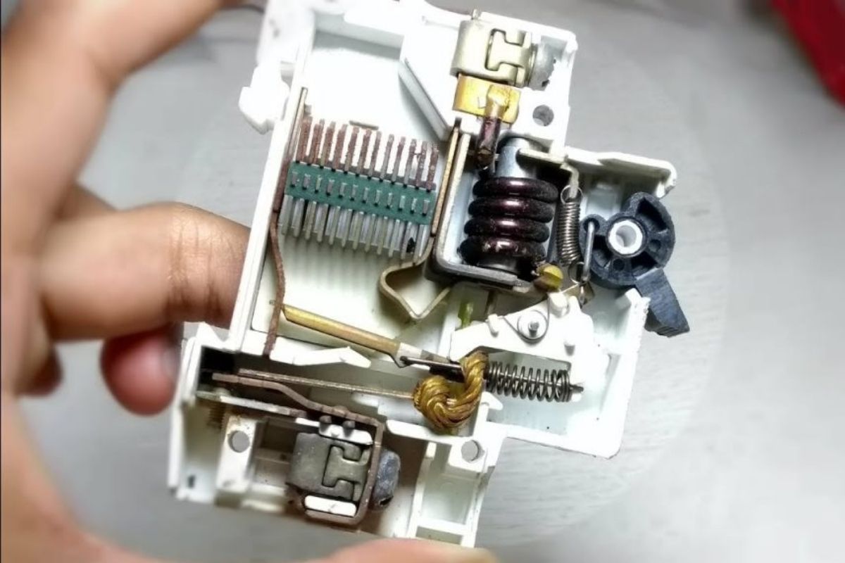 Nguyên nhân khiến máy làm đá bị nhảy Aptomat liên tục