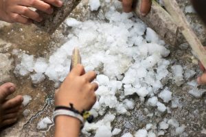 Read more about the article Nước đá bẩn có thể gây ra bệnh tiêu chảy như thế nào? Cảnh báo tác hại nước đá vỉa hè