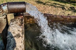 Read more about the article Nước đá dùng nước giếng khác gì nước máy? So sánh chi tiết