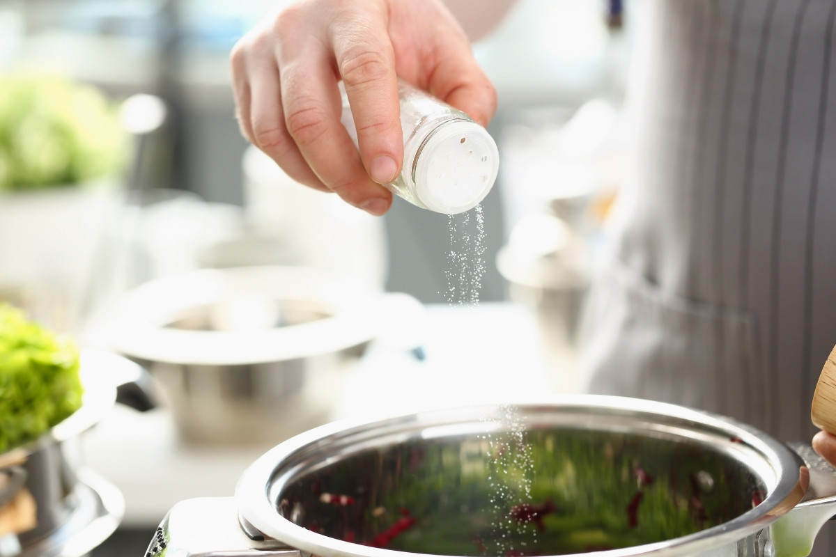 Nước đá giúp giảm vị mặn của canh như thế nào