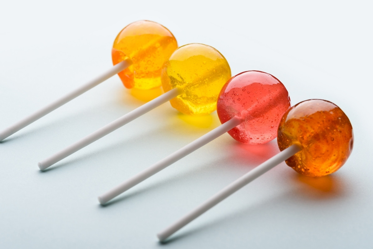 Nước đá giúp làm sạch kẹo mút như thế nào