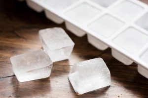 Read more about the article Nước đá sạch giúp làm dịu vết ong đốt nhanh chóng và an toàn tại nhà