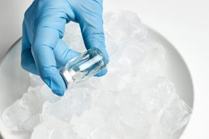 Read more about the article Nước đá tinh khiết đóng vai trò gì trong vận chuyển vaccine?