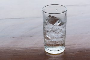 Read more about the article Nước đá tinh khiết dùng trong nha khoa: Những ứng dụng bất ngờ