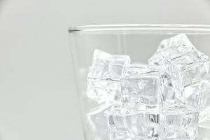 Read more about the article Nước đá trong suốt (Clear Ice) là gì? Bí mật của Bartender chuyên nghiệp