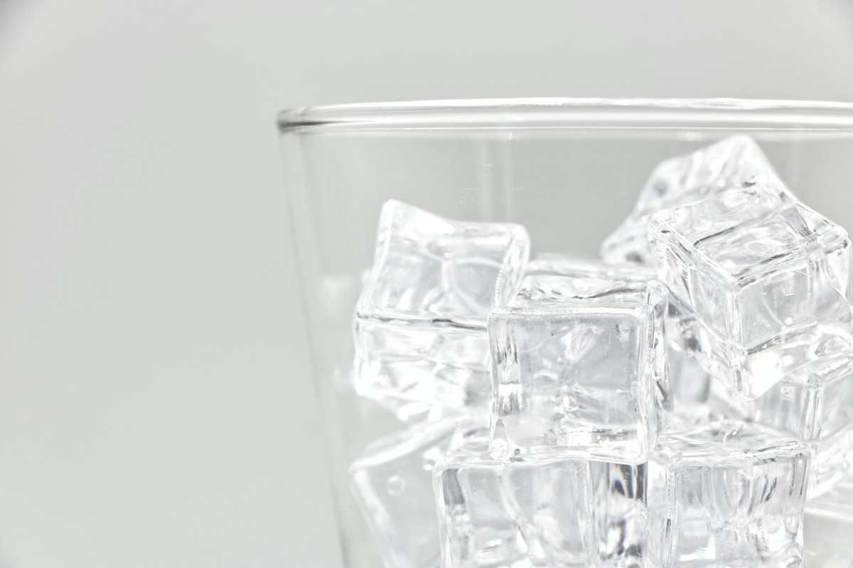 Read more about the article Nước đá trong suốt (Clear Ice) là gì? Bí mật của Bartender chuyên nghiệp