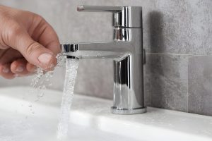 Read more about the article So sánh đá tinh khiết làm từ nước máy và nước giếng lọc: Loại nào tốt hơn?