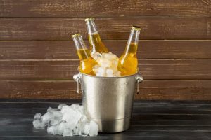 Read more about the article Tại sao giá nước đá viên mùa hè thường tăng cao đột biến?