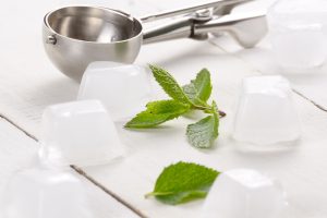 Read more about the article Tại sao nước đá có thể giúp giảm quầng thâm mắt nhanh chóng tại nhà?