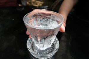Read more about the article Tại sao nước đá lại nổi trên mặt nước? Giải thích khoa học dễ hiểu