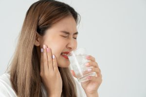 Read more about the article Tại sao uống nước đá lại gây ê buốt răng? Cách giảm ê buốt khi uống đá hiệu quả