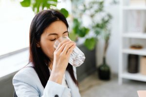 Read more about the article Uống nước đá có giúp hạ sốt nhanh cho người lớn?