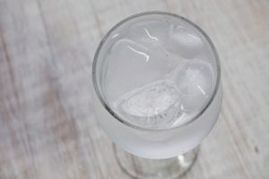 Read more about the article Uống nước đá sau khi ăn cơm có tốt cho tiêu hóa không?